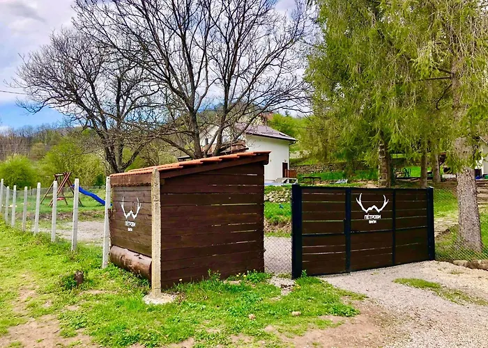 пе́трови 度假居