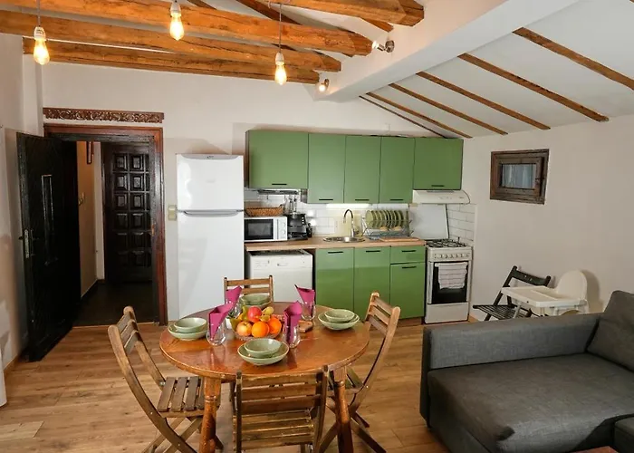 пе́трови 度假居