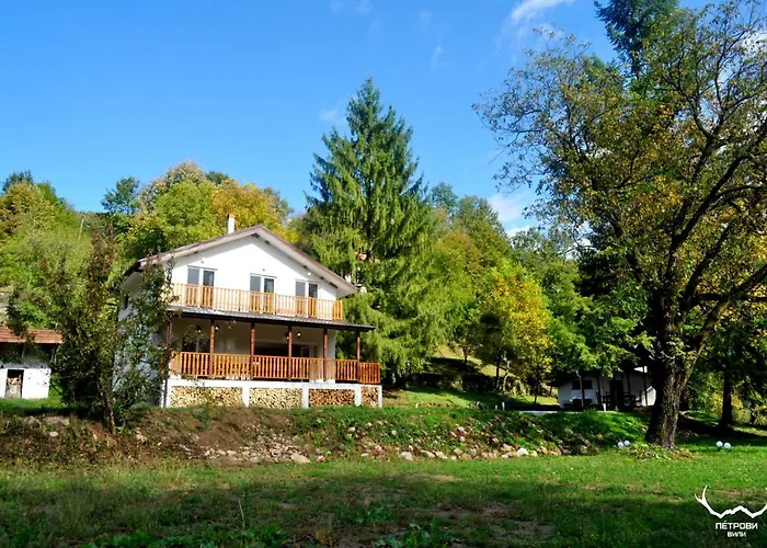 пе́трови 度假居 *