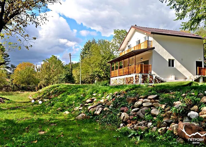 пе́трови 度假居 *